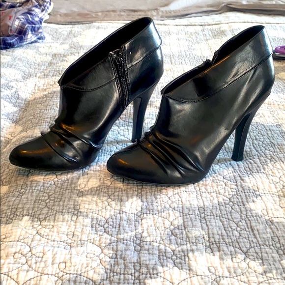 Charlotte Russe Ankle Zipped Heels Size 7 - Picture 2 of 5
